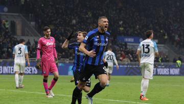 MILAN, ITALY - JANUARY 04: Edin Dzeko of FC Internazionale celebrates after scoring to give the side a 1-0 lead during the Serie A match between FC Internazionale and SSC Napoli at Stadio Giuseppe Meazza on January 04, 2023 in Milan, Italy. (Photo by Jonathan Moscrop/Getty Images)