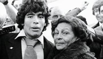 Doña Tota lloró de emoción hasta el 2011 los triunfos del 'Pelusa'. Bajo su cuidado en la noble pobreza argentina de los 60, Dalma Salvadora Franco dio a luz a uno de los jugadores de todos los tiempos.
La madre de Diego murió a sus 81 años como consecuencia de una afección cardíaca.