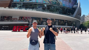 Los aficionados españoles Éric Mérida y Jordi Yeste en el T-Mobile Arena en Las Vegas.