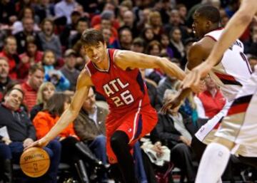 Kyle Korver, en la imagen defendido por Wesley Matthews, acabó la noche sin anotar un triple. Eso no había ocurrido en los 127 partidos anteriores.