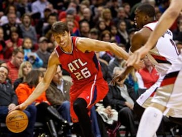 Kyle Korver, en la imagen defendido por Wesley Matthews, acabó la noche sin anotar un triple. Eso no había ocurrido en los 127 partidos anteriores.