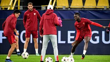 Acuña, Januzaj, Sampaoli y Tanguy, en Dortmund.