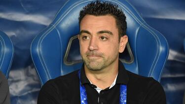 (FILES) A file photo taken on October 22, 2019 shows Al Sadd's Spanish coach Xavi Hernandez watching the second leg of the AFC Champions League semi-finals football match between Qatar's Al Sadd and Saudi' Al Hilal in Riyadh. - Barcelona le