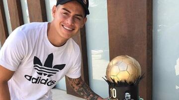 James Rodríguez el día de su 27º cumpleaños con una tarta muy futbolera