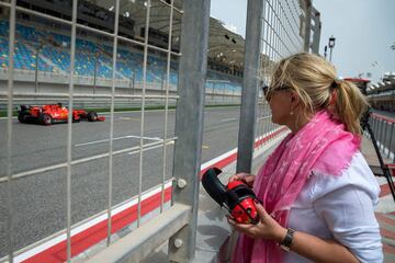 Corinna Schumacher observa a su hijo durante la sesi¨®n de entrenamientos.