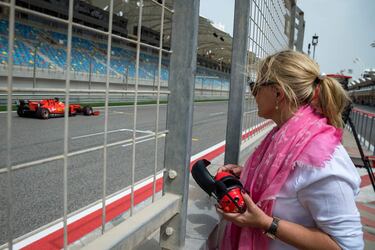 Corinna Schumacher observa a su hijo durante la sesin de entrenamientos.