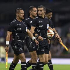 El árbitro Fernando Hernández le dio rodillazo a Lucas Romero