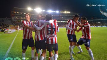 Jugadores del Tapatío felicitan a Juan Brigido por su primer gol ante Morelia