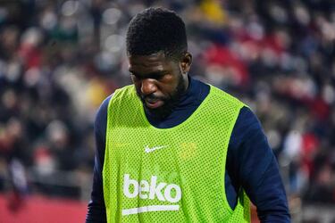 En 2016 el Barça se hacía con los servicios de un joven Samuel Umtiti, uno de los defensores más prometedores del fútbol mundial y una pieza clave en el Olympique de Lyon. Un par de años después Samu era considerado uno de los mejores defensores del mundo. Lamentablemente, una lesión de rodilla que el zaguero decidió no someter a cirugía para poder participar en el Mundial le salió caro. Jamás volvió a ser el mismo. En la temporada 21/22 solo disputó un encuentro: un empate a 2 en El Sadar ante numerosas bajas en la defensa culé. En la actualidad, tras dos temporadas en el Lille francés en las que apenas vio minutos, el central Francés se encuentra sin equipo a sus 31 años. 
