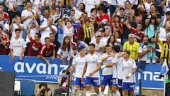 Los jugadores del Real Zaragoza celebran en Gol Sur un gol.