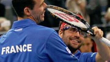 Francia aventaja 2-1 a Serbia tras imponerse en dobles