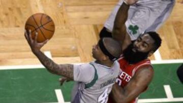 Isaiah Thomas trata de anotar ante James Harden.