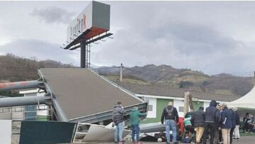 El partido que enfrentaba a la SD Lenense y al CD Lealtad de Villaviciosa se suspendió en el minuto 80, con el resultado de 0-1, tras el derrumbe de una valla publicitaria y de una torreta de iluminación sobre una zona en la que presenciaban