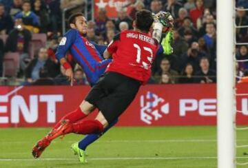 Football Soccer - Barcelona v Leganes - Spanish La Liga Santander - Camp Nou stadium, Barcelona, Spain - 19/02/17 - Barcelona's Neymar in action against Leganes' goalkeeper Iago Herrerin.  REUTERS/Albert Gea