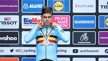 El ciclista belga Wout Van Aert posa con la medalla de plata tras la prueba de fondo de los Mundiales de Ciclismo de Glasgow.