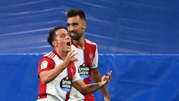 Franco Cervi celebra con Brais Méndez el tanto anotado por el jugador argentino en el partido entre el Real Madrid y el Celta.