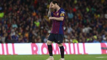 Messi se lamenta en el partido entre Barcelona y Valencia.
