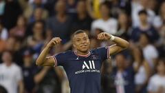 El jugador del PSG Kylian Mbappe celebra uno de sus goles en el partido de liga francesa contra el Metz.