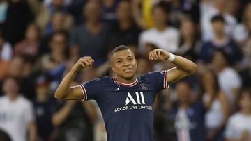 El jugador del PSG Kylian Mbappe celebra uno de sus goles en el partido de liga francesa contra el Metz.