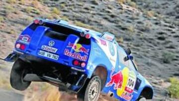 <b>SIGUE EN CABEZA. </b>Al Attiyah tiene ya el Touareg por la mano y se muestra muy rápido con él.