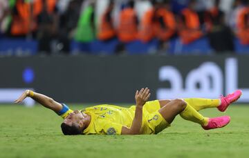 En el minuto 113 de la Final Copa campeones árabes, Cristiano Ronaldo se echa al suelo tras dolerse de la rodilla en una acción individual. Tuvo que marcharse en camilla.