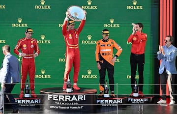 Carlos Sainz levanta en el podio el trofeo que le acredita como campeón del GP de Australia 2024