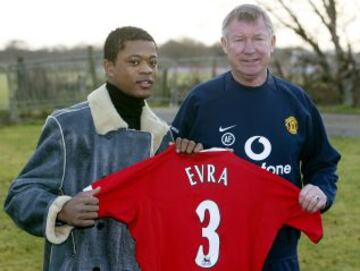 Defensa internacional francés Patrice Evra posando Sir Alex Ferguson después de su fichaje por el Manchester United .