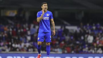 Julio César Domínguez durante un partido de Cruz Azul