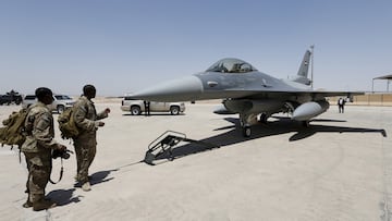 FILE PHOTO: U.S. Army soldiers look at an F-16 fighter jet during an official ceremony to receive four such aircraft from the United States, at a military base in Balad, Iraq, July 20, 2015. REUTERS/Thaier Al-Sudani/File Photo