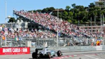 El piloto alem&aacute;n de la escuder&iacute;a Mercedes AMG, vencedor del gran premio de M&oacute;naco, frente a los asistentes al circu&iacute;to.