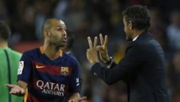 Mascherano dialoga con Luis Enrique.