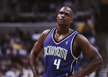 Uno de los what if por excelencia. Espectacular en Washington, su llegada a los Kings de Rick Adelman potenció sus capacidades y le llevó a la élite de la Liga. Fue, durante casi un lustro, un top 5 de la Liga (Con Shaq, McGrady, Iverson, Kobe…) y se chocó, como el resto de su equipo, en esas finales de la Conferencia Oeste de 2002 ante los Lakers, en una serie llena de polémica, emoción y tiros ganadores. En 2003, en semifinales del Oeste, cayó ante los Mavericks por la rodilla. En 2004, medio recuperado, falló el triple para forzar la prórroga en otro séptimo de semifinales, esta vez ante los Timberwolves. Aguantó hasta mitad de la 2004-05, pero ya no era el mismo. Pasó por los Sixers y dijo adiós en unos Warriors que estaban muy lejos de ser los de ahora… Igual que él estaba lejos de ser el que fue. O el que podría haber sido. 