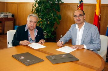 Ferrándiz firma con Palomar, rector de la Universidad de Alicante, el acuerdo de la Cátedra con su nombre.