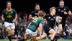 New Zealand&#039;s Damian Mckenzie (2nd-R) runs with the ball on his way to score a try during the Rugby test match between South Africa (Springboks) and New Zealand (All Blacks) at Newlands Rugby stadium on October 7, 2017 in Cape Town. / AFP PHOTO / RODGER BOSCH