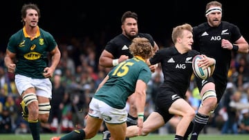 New Zealand's Damian Mckenzie (2nd-R) runs with the ball on his way to score a try during the Rugby test match between South Africa (Springboks) and New Zealand (All Blacks) at Newlands Rugby stadium on October 7, 2017 in Cape Town. / AFP PHOTO / RODGER BOSCH