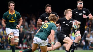 New Zealand&#039;s Damian Mckenzie (2nd-R) runs with the ball on his way to score a try during the Rugby test match between South Africa (Springboks) and New Zealand (All Blacks) at Newlands Rugby stadium on October 7, 2017 in Cape Town. / AFP PHOTO / RODGER BOSCH