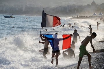 Alegría en las playas de Niza.