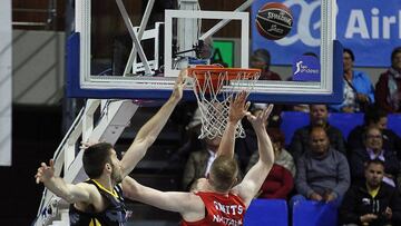 GRAF9225. LA LAGUNA (TENERIFE), 21/04/2018.- El ala-pívot letón Rolands Smits (d), del Fuenlabrada, lucha el rebote con el estadounidense Mike Tobey, del Iberostar Tenerife, en el partido de Liga ACB disputado hoy en Tenerife. EFE/Crist&oacu