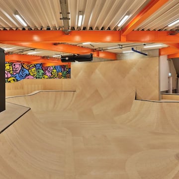 La planta de flow est hecha ntegramente de madera y es obra de Cambian Action Sports. Para fluir sin parar con el patn, la bici o los patines. El arte urbano que la decora es cosa de Roo y Faces.