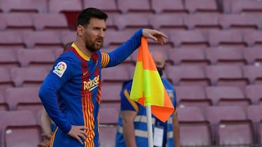 Messi, apoyado en un banderín.