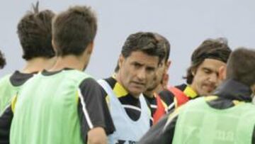 Míchel dialoga con sus jugadores