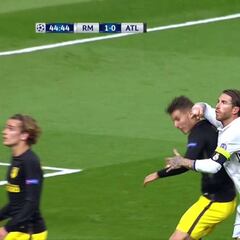 Polémica: Ramos dio un codazo a Lucas en la disputa de un córner