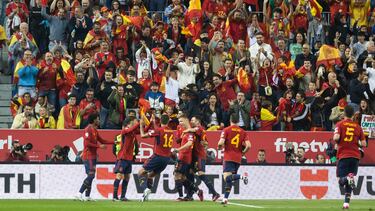 Los jugadores de la Selección española celebran el gol de Dani Olmo a Noruega, la primera diana de La Roja en la fase de clasificación para la Eurocopa 2024.