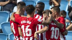 Los jugadores del Athletic felicitan a I&ntilde;aki Williams tras marcar en Bala&iacute;dos.