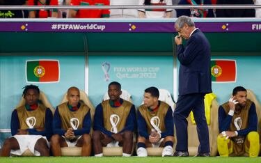 El seleccionador portugués Fernando Santos bastante preocupado en la banda. 