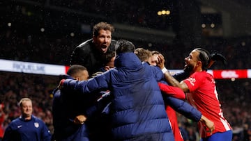 Simeone corre a abrazarse con sus futbolistas al término del partido de octavos de la Copa ante el Madrid que supuso la eliminación de los blancos. El Cholo la china en el zapato blanco.