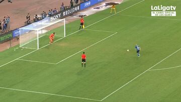 Cuando tiras un penalti tan mal que te falla el subconsciente: la peculiar reacci¨®n de Borja Valero
