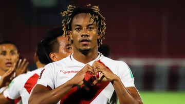 AME084. ASUNCI&Oacute;N (PARAGUAY), 08/10/2020.- Andr&eacute; Carrillo de Per&uacute; celebra tras anotar un gol hoy, durante un partido de eliminatorias sudamericanas del Mundial de Catar 2022, en el estadio Defensores del Chaco de Asunci&oacute;n (Paraguay). EFE/ Nathalia Aguilar