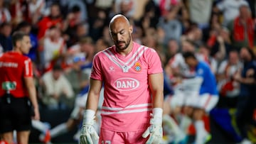 MADRID, 23/04/2026.- El portero del Espanyol, el serbio Marko Dmitrovic, tras encajar el primer gol durante el partido de la jornada 33 de LaLiga de fútbol que Rayo Vallecano y RCD Espanyol disputan este jueves en el estadio de Vallecas, en Madrid. EFE/Zipi