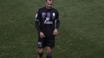 Juanfran, jugador del Levante, se retira del campo expulsado.